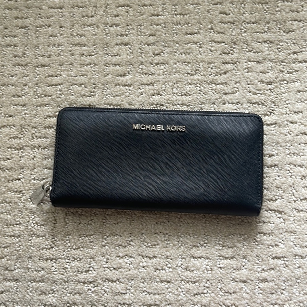 MK wallet- new without tag